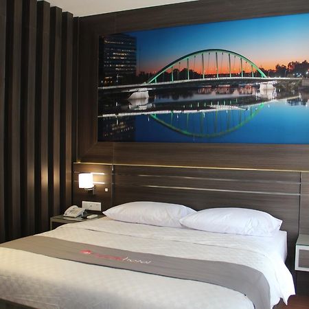Neotel Hotel City Centre Tanjung Redep Extérieur photo